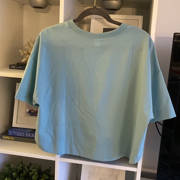 Cropped Athletic Shirt - Picture 2 of 4